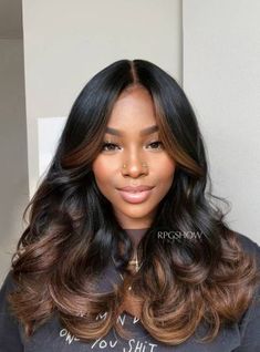 Glueless Everyday Wigs Loose Curls Long Hair Black Women, How To Style Black Hair, Side Part Big Curls, Balayage Black Women, Blonde Sew In, Fall Hair Black Women, Fall Hair Colors For Black Women, Natural Hair Sew In, Blonde Hair Black Women