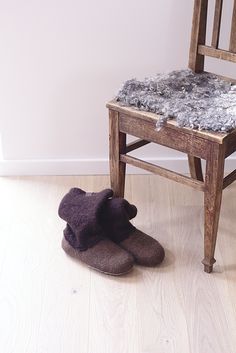 Felted wool slipper boots Grey - organic wool felt boots - boiled wool shoes - valenki - ugg boots - women slippers - house shoes Do you love sheepskin slipper-boots? These are also made from sheep wool, but those sheep are still alive! Felted wool slipper boots with knitted boiled wool top. Felted wool clogs are made from organic undyed not chemically treated european sheep wool. 100% wool felt is breathable, provides natural insulation, keeps your feet warm and cozy. - SOLES: 1. The usual item Felt Booties, Felt Wool Slipper, Wool Clogs, Liquid Rubber, Ugg Boot, Felt Boots, Felt Slippers, Wool Shoes, Cozy Evening