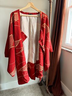 This beautiful kimono robe/top is in great vintage condition. It is not labeled a size, but it appears to be a XL. Height: 33 inches  Width: 24 inches  Sleeves: 13 inches Vintage Open Front Kimono For Summer, Vintage Open Front Summer Kimono, Red Vintage Kimono For Spring, Vintage Kimono With Kimono Sleeves, Vintage Red Kimono For Tea Ceremony, Vintage Long Sleeve Robe For Spring, Vintage Red Long Kimono, Vintage Long Red Kimono, Vintage Long Sleeve Kimono