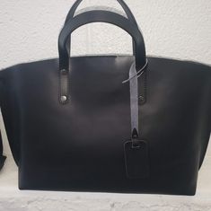 Up For Sale Is A Beautiful Borse In Pelle Black Leather Large Tote With Laptop Sleeve Or Insert Inside.. It's In Excellent Condition.. Luxury Black Satchel With Leather Backing, Designer Black Satchel With Leather Lining, Chic Business Satchel With Gunmetal Hardware, Luxury Black Leather Satchel, Chic Everyday Satchel With Leather Backing, Sleek Black Shoulder Bag With Leather Handles, Business Satchel With Gunmetal Hardware In Tote Shape, Designer Black Bags With Smooth Grain, Designer Black Bags With Leather Lining