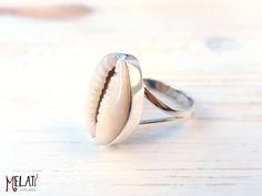 A favorite piece: silver ring made with a cowrie shell. A statement ring for every day. It also puts you in a good mood because it reminds you of the beach and palm trees. A ring that is predestined to become your favorite ring. * Msuchel, silver * Shell: 1.7-2 cm long and ~ 1.3 cm wide * The product purchased may differ slightly from the product photo in its design (shell). Only very similar products are recorded under one. Silver Finger Ring, Beach Rings, Hippie Ring, Summer Rings, Hippie Rings, Shell Ring, Cowrie Shell, Finger Ring, Favorite Rings