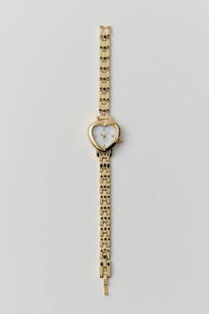 Heart Linked Watch Cute Thoughtful Gifts For Best Friend, Silver Heart Watch, Gold Heart Watch, Cool Etsy Finds, Girly Birthday Gifts, Dainty Watches For Women, Random Stuff To Buy, Grad Gifts For Best Friends, Accesories Aesthetic