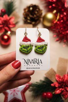 Handmade polymer clay earrings featuring The Grinch! The perfect handmade earrings that bring Christmas lovers and Christmas haters together!♥ The closures are stainless steel/plated stainless steel, the Grinch earrings are completely handmade with polymer clay.♥ These earrings, as they are made with polymer clay, are very comfortable and lightweight: they only weigh a couple grams!♥ You'll be able to wear these the whole Christmas season without even noticing.♥ Please keep in mind that these ar Grinch Earrings, Handmade Xmas Gifts, Diy Christmas Earrings, Der Grinch, Earrings Funny, Christmas Clay, Polymer Clay Christmas, Polymer Earrings, Christmas Lovers