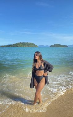 San Juan Outfits, Vacation Photo Ideas Instagram Plus Size, Beach Poses For Midsize Women, Beach Poses Instagram Plus Size, Beach Selfie Ideas Plus Size, Swimsuit Poses Ideas Pool For Chubby, Beach Poses By Yourself, Beach Photo Inspiration, Beach Party Outfits