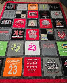 a quilt made to look like it has many different patches on it