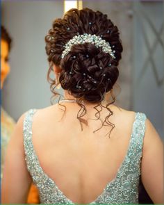 Romantic bun with flowers BEST FLOWERS BUN HAIRSTYLES IDEAS - MOÑO DE FLORES Curly Hairstyles Indian Wedding Bun, Indian Bridal Hairdo With Flowers, Bun With Flowers Hairstyle, Hairbuns Hairstyles Indian, Bridal Hair Buns With Flowers, Juda Hairstyle Buns, Floral Bun Hairstyle, Floral Hair Bun, Mehendi Hairstyles