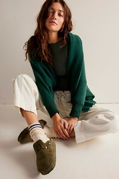 Green Birkenstock Clogs Outfit, Birkenstock Boston With Socks, Green Birkenstocks Outfit, Green Clogs Outfit, Boston Clogs Outfit Fall, Birkenstock Winter Outfit, Hipster Mom Style, Birkenstock Mules Outfit, Birk Clogs Outfit