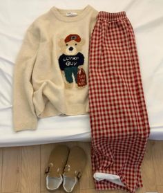 Cozy Christmas Day Outfit, Christmas Pajamas Cute, Christmas Warm Outfit, Cute Pjs Christmas, Pajama Bottoms Outfit, Christmas Couples Pajamas, Styling Christmas Sweater, Christmas Pajamas Aesthetic Family, Christmas Clothing Aesthetic