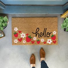 Doormat - Strawberry Doormat With Flowers Door Mat Cute, Cricut Floor Mats, Spring Doormat Diy, Summer Door Mat Diy, Door Matts Ideas Diy, Doormat Ideas Easy Diy, Painted Welcome Mat, Fun Door Mats, Fall Diy Doormat