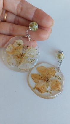 Earrings that hang from resin and inside dried natural flowers. They weigh little and are very comfortable. Diameter 4 cm. 6 cm total length. Handmade Nature-inspired Resin Earrings, Nature-inspired Handmade Resin Earrings, Elegant Resin Earrings With Flower Charm, Unique Flower-shaped Resin Earrings, Bohemian Style Resin Flower Earrings As Gift, Dangle Resin Flower Charm Earrings, Resin Flower Charm Dangle Earrings, Resin Dangle Flower Earrings With Flower Charm, Handmade Resin Dangle Flower Earrings