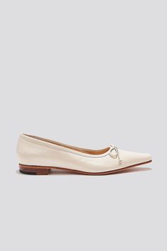 The Ema Bow Flat is the ZX interpretation of a classic pointed ballet silhouette. With a toe that is both pointed and squared, this style will express understated and modern femininity. Although we're big fans of wearing the Ema Ballet with the foundational pieces in our wardrobes, The Ema in Marfil makes a particularly stunning style for brides and wedding guests who want to channel a certain vintage chic for their wedding looks as well. Who it’s for: The woman who takes heavy style inspiration from French new wave films. Kidskin leather upper with vegetable tanned leather lining and a leather sole. Heel height: 18mm Handmade in Argentina Ballet Silhouette, French New Wave, Stunning Style, Bow Flats, Wedding Guests, Ballet Flat, Wedding Looks, New Wave, Vegetable Tanned Leather