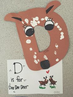 a paper plate with a deer on it and a sign that says d is for doe doe deer