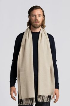 The ultimate fall-winter accessory remastered: Our classic scarf is now woven from 100% recycled wool, increasing the share of cashmere from 10% to 45% for even greater comfort. With the luxurious warmth of wool and incomparable softness of cashmere, you'll be begging summer to stay away.