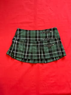 Green plaid skirt  - Size: Medium - Bucket details for decoration - Zipper closure on the back  In good condition Please review images for measurements and other details. All items come from a smoke and pet free environment. Green Plaid Mini Skirt, Edgy Fitted Plaid Skirt, Dark Green Skirt Outfit, Green Plaid Skirt Outfit, Mini Green Skirt, Mall Goth Skirt, Tripp Nyc Skirt, Ropa Dark, Dark Green Skirt