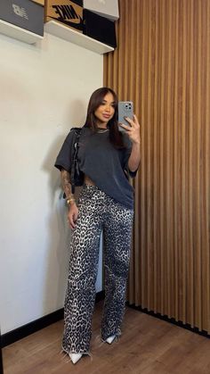 Chic Pool Party Outfit, Comfy Night Out Outfit, Animal Print Pants Outfit, Salon Outfit Ideas, Bar Crawl Outfit, Outfit Animal Print, Look Hippie Chic, Printed Pants Outfits, Leopard Print Outfits