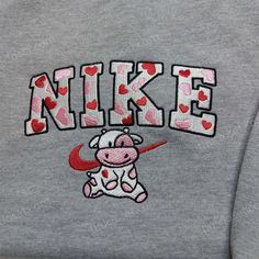 Nike Crewnecks, Taylor Embroidery, White Nike Sweatshirt, Valentines Hoodie, Cow Heart, Nike Women Sweatshirt, Embroidered Sweaters, Movie Gifts, Nike Clothes