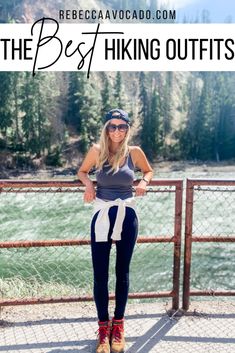 A blonde woman is leaning against a chain fence with a stream and trees behind her in Yellowstone National Park. She is wearing a hiking outfit consisting of a backwards hat, tank top, sweatshirt wrapped around her waist, black leggings and hiking boots. Grand Canyon Outfit, Summer Hiking Outfit Women, Outdoor Camping Outfits, Hiking Outfits For Women, Tacky Tourist, Outdoorsy Outfits, Wander Outfit, Tourist Outfit, Camping Outfits For Women