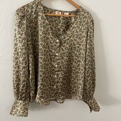 Excellent Condition, New Without Tags, Size Xl. Levi's Fall Blouse, Levi's Fitted Blouse For Spring, Fitted Levi's Blouse For Spring, Vintage Levi's Tops For Fall, Levi's Casual Long Sleeve Blouse, Button Up Shirt Women, Floral Button Up Shirt, Blouse With Buttons, Floral Button Up