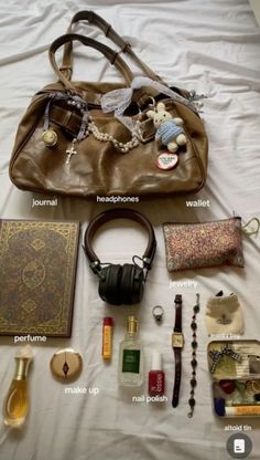 How To Have Style, Everyday Bag Essentials, Flipagram Instagram, Inside My Bag, Purse Essentials, Handbag Essentials, Text Pins, Mia 3, What In My Bag