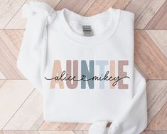 * HOLIDAY ORDER DEADLINE: DEC 9 * (Orders placed after this date may not arrive by Dec 24th.) Personalized Auntie Sweatshirt with Niece Nephew Names Please Note the Following: - A mockup can be sent if requested.  Please add request in the personalization area.  - I can offer custom requests. Please message me before purchasing to inquire. This adult sweatshirt is super soft; size up for a slouchy/oversized look. ITEM OVERVIEW * Gildan 18000 * Unisex crewneck sweatshirt * 50% Cotton, 50% Polyest White Sweatshirt With Name Print For Birthday, White Sweatshirt For Mother's Day, White Letter Print Sweatshirt For Birthday, Auntie Things, Birthday Gift For Aunt, Aunt Sweater, Auntie Sweatshirt, Promoted To Aunt, Announcement Pictures