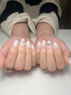 luminary bow nails Easy New Year Nail Designs, Nail Polish Designs Short Nails, Cute Nail Designs Aesthetic, Nail Inspo Almond January, Gel Nail Ideas Natural Nails, Fall Round Acrylic Nails, Simple Nails Birthday, B Day Nail Ideas, Poke Dot Nail