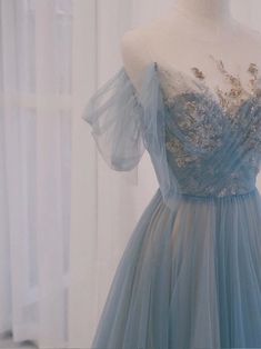 Blue Tulle Dress With Short Sleeves, Blue Short Sleeve Prom Gown, Blue Evening Dress With Fitted Bodice And Short Sleeves, Light Blue Banquet Dress With Sweep Train, Blue Dress With Sweep Train For Debutante Ball, Blue Sweep Train Dress For Debutante Ball, Blue Long Prom Dress, Minimal Stil, Blue Dress Formal