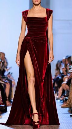 Unique Evening Gowns, Winter Haute Couture, Couture 2024, 2023 Couture, Haute Couture Gowns, Elie Saab Fall, Elegant Outfit Classy, Long Red Dress