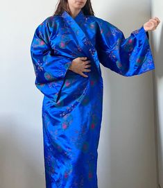 Beautiful, authentic and elegant kimono robe with flower print. No care tag, but fabric feels like satin or silk. Perfect conditions. Fabric is soft, it gives an elegant and sensual look.  Can fit bodies from size S - L. Model is size S, 5'4" tall.  *It does not comes with ribbon* you can use your favorite :) NOTE:  I am a Costume designer, in love with vintage. I just started my store here on Etsy, and I will sell a unique, hight-quality and ready to wear vintage pieces, carefully selected so y Elegant Blue Floral Print Kimono, Blue Floral Print Wrap Kimono, Blue Silk Long Sleeve Kimono, Blue Kimono For Spring Tea Ceremony, Elegant Blue Wrap Kimono, Blue Kimono With Kimono Sleeves For Tea Ceremony, Fit Bodies, Elegant Kimono, Blue Kimono