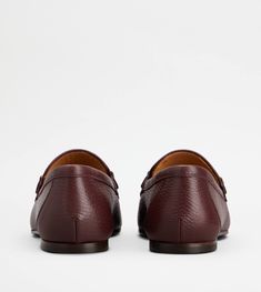 Loafers in fine exposed grain leather, with leather outsole. A sober and timeless taste style, combined with the elegant metal double T accessory. Elegant Tassel Loafers With Leather Lining For Business Casual, Timeless Leather Tassel Loafers, Elegant Moccasins With Rubber Sole For Galas, Timeless Calf Leather Shoes With Textured Sole, Timeless Leather Loafers With Textured Sole, Timeless Moccasins With Leather Sole For Galas, Timeless Moccasins With Rubber Sole For Formal Wear, Timeless Leather Moccasins For Formal Occasions, Timeless Tassel Loafers With Leather Lining