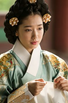 Park Shin Hye portrays the Queen in 'The Royal Tailor.' Korean Traditional Clothing, Asian Film, Park Shin Hye, Costume Drama, Traditional Korean, Korean Traditional