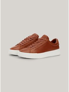 Tommy Hilfiger men's sneaker. Sporty meets casual in these sleek sneakers, styled from premium leather with subtle signature accents.  Material: 100% Leather (fwa). Best Cognac, Men's Shoes Accessories, Tommy Hilfiger Shoes, Tommy Hilfiger Man, Logo Color, Cognac, Men's Shoes, Tommy Hilfiger, Shoe Accessories