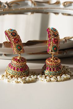 Werten Sie Ihren Stil mit unseren exquisiten „Roya – Jhumka-Ohrringen“ auf. Diese vom Erbe inspirierten Jhumka-Ohrringe sind die perfekte Mischung aus Tradition und Eleganz. Sie sind perfekt gefertigt und in drei Grundfarben erhältlich: Rubin, Grün oder Gold, sodass Sie die perfekte Ergänzung zu Ihrem Ensemble auswählen können.



 Hauptmerkmale:



 Erhältlich in Rubin, Grün oder Gold




 Ungefähr 3,5 Zoll

 Verziert mit wunderschönen mehrfarbigen Steinen und Verzierungen

 Hochwertige Antikv Accessories Ear, Ear Chain, Chandbali Earrings, Color Stones, Choker Necklace Set, Jhumka Earrings, Style Classique, Artisan Craft, Green Gold