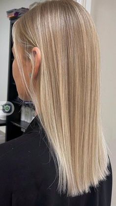 Discover the top 10 summer hairstyles that blend style and comfort. From breezy bobs to chic braids, find your perfect hot-weather look here. Perfect Blonde Hair, Bright Blonde Hair, Summer Blonde Hair, Blonde Hair Transformations, Kadeřnické Trendy, Dyed Blonde Hair, Light Blonde Hair, Vlasové Trendy