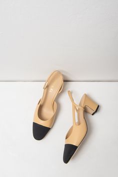 Duo color low heel shoes that has a back ankle strap. Round toe 100% leather Heel height: 6.5 CM If you have wide feet, please order one size up.