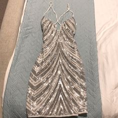 New Years Sparkly Dress Never Worn White Sequined Bodycon Dress For Spring, White Midi Dress For Date Night And Party Season, White Sleeveless Sequined Bodycon Dress, White Sequined Bodycon Dress For Summer, White Sequin Midi Dress For Night Out, Sleeveless White Sequined Midi Dress, Silver Homecoming Dress, Hoco Dress Inspo, Silver Party Dress