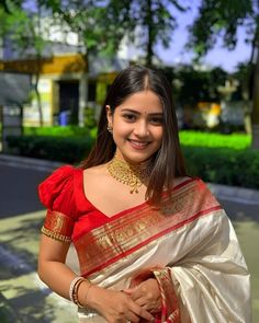 Bengali Blouse Designs Latest, Kanjivaram Sarees Blouses Design Back, Red Blouse Combination Saree, Durga Pujo Look, Kanjivaram Blouse Designs, Bengali Blouse Designs, Bengali Bride Traditional Look, Kanjivaram Saree Blouse Design, Bengali Bride Makeup