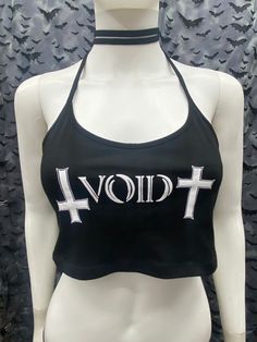 This is a black Void cropped halter top with tie back strings on the neck. They're very long so you can wrap them around the neck for a collared look or just tie back. Scroll thru the photos for different ways of wearing. This has a Void logo image screen printed on the front. 95% Cotton/ 5% Spandex These are handmade screen-printed and may slightly vary from the photo. Please feel free to email me any questions. Thanks for looking. Due to an influx of incorrect addresses if a package is returne Edgy Stretch Crop Top, Stretch Punk Crop Top For Streetwear, Cropped Halter Top For Summer Clubbing, Black Halter Neck Crop Top Y2k Style, Y2k Style Halter Neck Crop Top For Club, Trendy Cropped Halter Top For Club, Y2k Halter Neck Crop Top For Night Out, Edgy Halter Neck Top For Clubs, Gothic Fitted Crop Top For Alternative Fashion