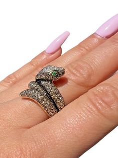 18kt yellow gold Jaguar shaped ring. This is a stunning statement piece. The ring is composed of 127 champagne colored round diamonds that are all prong set. The ring has two emeralds in the place of eyes on the jaguar. The ring has a total carat weight of 0.80ctw. M-KTK-020924  ------------------------------------------------------ Specification: ------------------------------------------------------   Category Style: Cocktail      Brand: Unbranded   Metal Purity: 18k Base Metal: Gold  Ring Size: 7    Main Stone: Diamond Main Stone Color: Champagne Main Stone Shape: Round     Secondary Stone: Emerald        Internal ID: 30067 Color Champagne, Champagne Color, Multi Stone Ring, Multi Stone, Base Metal, Stone Rings, Jaguar, Prong Setting, Gold Ring