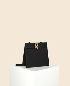 Cafuné Stance Clasp - Black Clasp Bag, Gold Rate, Sustainable Leather, Pet Bottle, Leather Bags, Leather Working, Pyramid, Italian Leather, Cow Leather