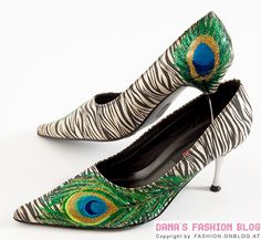 Fashion DIY Tutorial: Spice up shoes with nail polish Peacock Heels, Diy Peacock, Peacock Shoes, Zebra Shoes, Feather Shoes, Diy Outfits, Shoes Inspiration, Painted Canvas Shoes