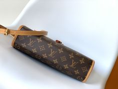 This retro and stylish LV Ivy handbag is the focus of Nicolas Ghesquière’s 2020 early spring series fashion show. The design is inspired by the Bel Air handbag in 1994. It is made of Monogram canvas and natural cowhide, exuding the “retro school bag” “style, the leather closure buckle is also embellished with fashionable and new details such as the LV logo. In addition to carrying it by hand like a fashion show, you can also use the shoulder strap to carry it hands-free. Brown Monogram Canvas Baguette Bag, Designer Brown Monogram Canvas Baguette Bag, Luxury Baguette Bag With Branded Hardware For Daily Use, Designer Brown Baguette Bag With Top Handle, Luxury Brown Monogram Canvas Baguette Bag, Designer Brown Baguette Bag With Top Carry Handle, Luxury Baguette Bag With Leather Handles For Travel, Luxury Travel Baguette Bag With Leather Handles, Brown Baguette Bag With Branded Hardware For Travel