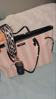 Vs Purse, Car Keychain Ideas, Victoria's Secret Aesthetic, Purse Aesthetic, Victoria Secret Bag, Glam Aesthetic, Girly Car Accessories, Luxury Tote Bags, Purse Essentials