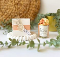 Benutzerdefinierte Babyparty Danke Kerzen Favors, die Sie für Ihre Babyparty verwenden können, werden Ihre Gäste begeistern. Diese personalisierten Mini-Kerzenbevorzugungen sind in vielen Duftoptionen erhältlich und vollständig anpassbar. Diese Gastgeschenke zur Geburt sind ein besonderes Geschenk für Ihre Gäste. Sie können diese Duftkerzen für Baby Shower Party Favors wählen. Alle Duftkerzen werden kundenspezifisch angefertigt. Kerzen werden mit SOY WACHS NICHT PARAFFIN hergestellt. Es sind 45 Mini Candle Favors, Sprinkles Candle, Guest Favors, Mini Candle, Bulk Candles, Sandalwood Scent, Bloom Baby, Baby Shower Party Favors, Baptism Favors