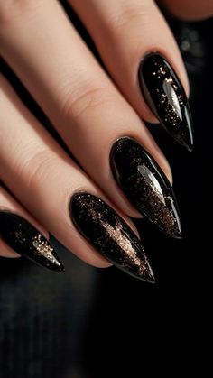 Chaotic Nails, Short Nails Classy, Back To School Nail Designs, School Nail Designs, Square Short Nails, Nail Art Elegant, Fresh Nail Art, Black Chrome Nails, White Nails With Gold