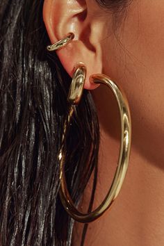 Our perfect oversized hoops fit just right. Crafted in Brazil, our 18k Gold essentials are the perfect everyday statement. Let the jaw-grazing length shine solo or stack with smaller versions. Jewelry Collection Handcrafted in Brazil 18K Gold Filled Thickness: 6mm Diameter: 3.5" Weight: 1.21 oz Waterproof Hypoallergenic Capsule Style, Travel Capsule, Chunky Hoop Earrings, Chunky Earrings, Naked Wardrobe, Gold Filled, Brazil, Jewelry Collection, 18k Gold