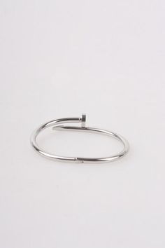 Classic design bracelet that goes well with your outfit.