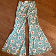 Nwt Size 5y Marie Nicole Boutique Daisy Print Bell Bottom Pants In Green, Yellow, Orange, And White. These Darling Bell Bottoms Are Perfect For Mixing & Matching! They Have An Elastic Waistband For Easy Wear. Fun White Bottoms For Spring, Playful Wide Leg Spring Bottoms, Playful Wide Leg Bottoms For Spring, Playful Wide-leg Bottoms For Spring, Cute Stretch Summer Pants, Playful Wide-leg Summer Pants, Cute Stretch Pants For Summer, Fun Multicolor Pants For Spring, Playful Multicolor Spring Pants