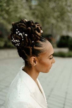 Bride Updo With Pearl Accessories Locs With Pearls, Beaded Updo, Locs Hairstyles For Wedding, High Bun Wedding Hairstyles, High Bun Wedding, Stylish Ponytail, Wedding Hairstyle Ideas, Bride Updo, Prom Hairstyle