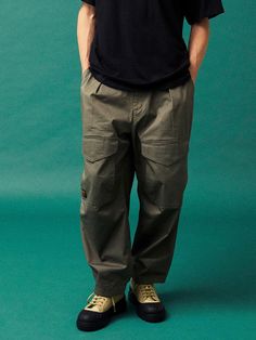 This is a casual and comfortable pants by Columbia University that is made out of high quality and sturdy fabric. With unique design detail and trendy mood, you can style it for your casual and young daily outfit.- Voluminous fit with pin tuck and hem on dart- Half elastic waistband- Knee pocket and Mil-label detail Green Straight Utility Cargo Pants, Green Straight Cargo Pants, Khaki Techwear Pants With Pockets, Techwear Khaki Pants With Side Pockets, Techwear Khaki Bottoms With Pockets, Khaki Techwear Bottoms With Cargo Style, Fall Techwear Cotton Cargo Pants, Military Style Baggy Pants With Patch Pockets, Urban Khaki Bottoms With Patch Pockets