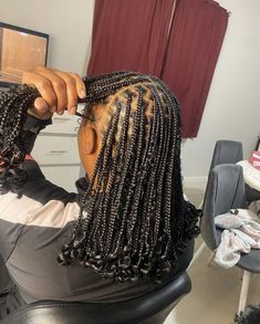 Short Medium Braids For Black Women, Shoulder Length Knotless With Curly Ends, Braids For Black Women Shoulder Length, Braided Bob Curly Ends, Medium Box Braids Natural Hair, Knotless Box Braid Bob Shoulder Length, Small Knotless Box Braids With Curls Bob, Medium Knotless Braids Shoulder Length, Short Medium Knotless Box Braids